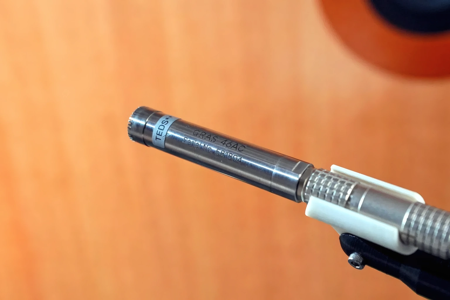 Measurement microphone positioned in front of a test baffle